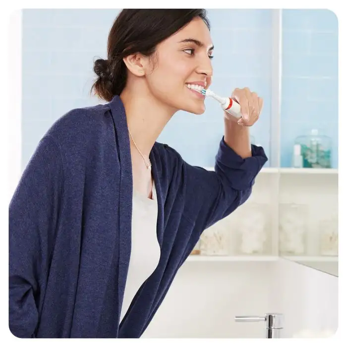 Oral-B Spazzolino Elettrico Ricaricabile Smart 5 5100S CrossAction, 1 Bianco Manico Connesso, 5 Modalità Tra Cui Sbiancante, Denti Sensibili E Protezione Gengive, 3 Testine Custodia da viagg , 131234 , Immagine 4