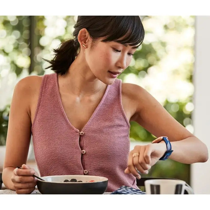 Fitbit Versa 2 3,55 cm (1.4&quot;) 40 mm AMOLED Nero, Oro , 126193 , Immagine 2