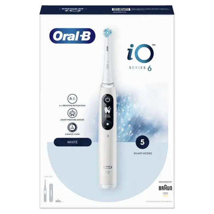 Oral-B iO - 6 - Spazzolino Elettrico Ricaricabile Bianco Con Display In  Bianco E Nero, 1 Testina, 1 Custodia Da Viaggio in Offerta Online