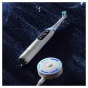 Oral-B iO Spazzolino Elettrico Ricaricabile 10 Bianco,1 Testina, 1 Custodia Da Viaggio ricaricabile, 1 Caricatore Sense
