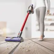 Dyson V11 Absolute Extra aspirapolvere senza filo Nichel, Rosso Senza sacchetto