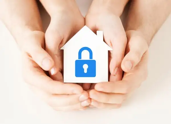 Casa smart in vacanza: guida per tenerla sicura e sotto controllo nel 2025