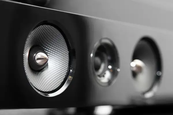 Soundbar: guida all'acquisto. Cos'è una soundbar? Come collegarla al tuo TV? Quanto costa?